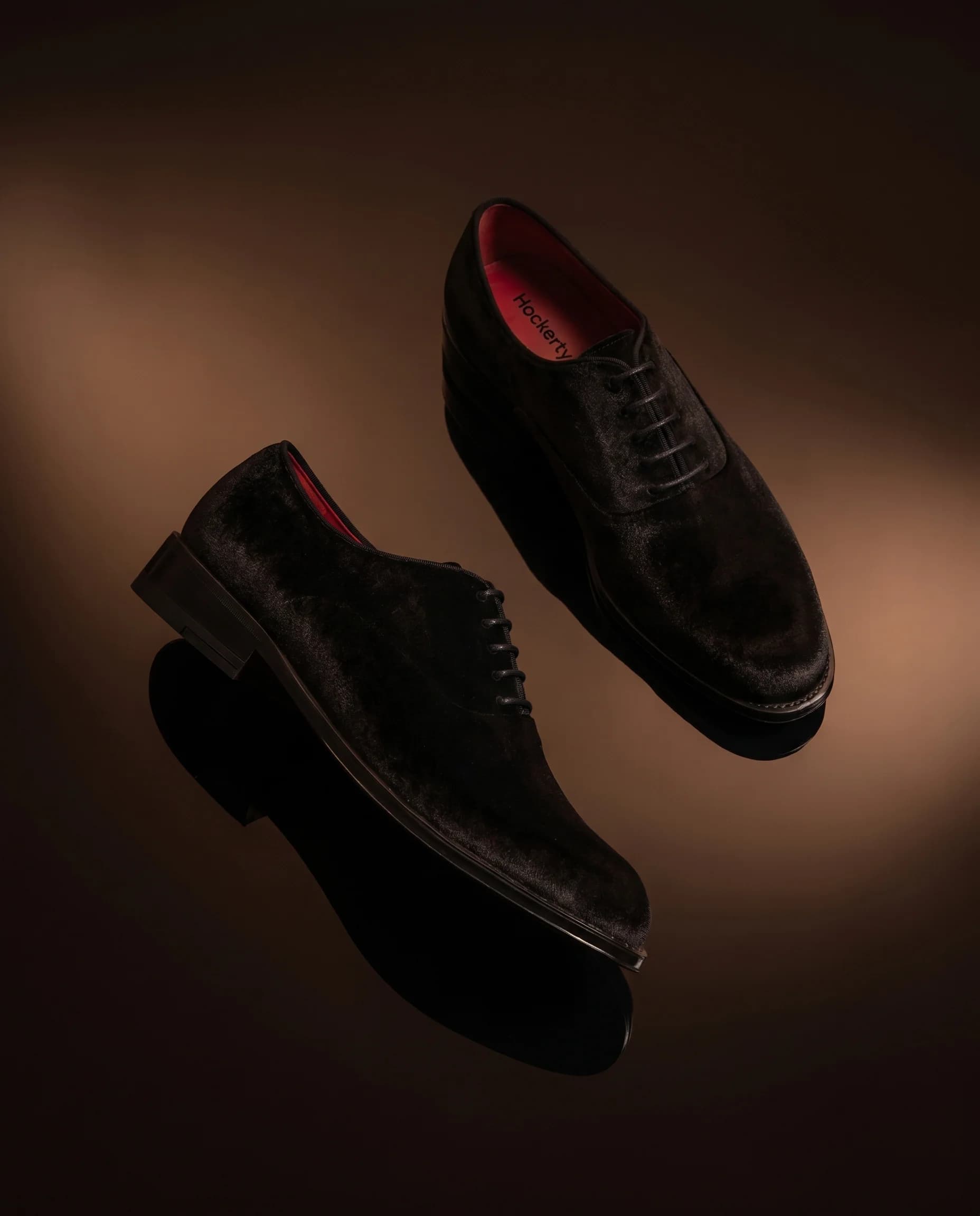 Black velvet Hockerty Oxford shoes with laces and scarlet lining