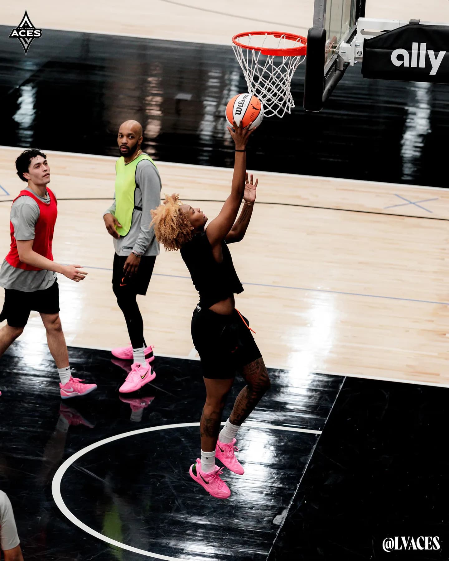 Las Vegas Aces Turn Pink Shoes Into a WNBA Style Statement — additional view 1