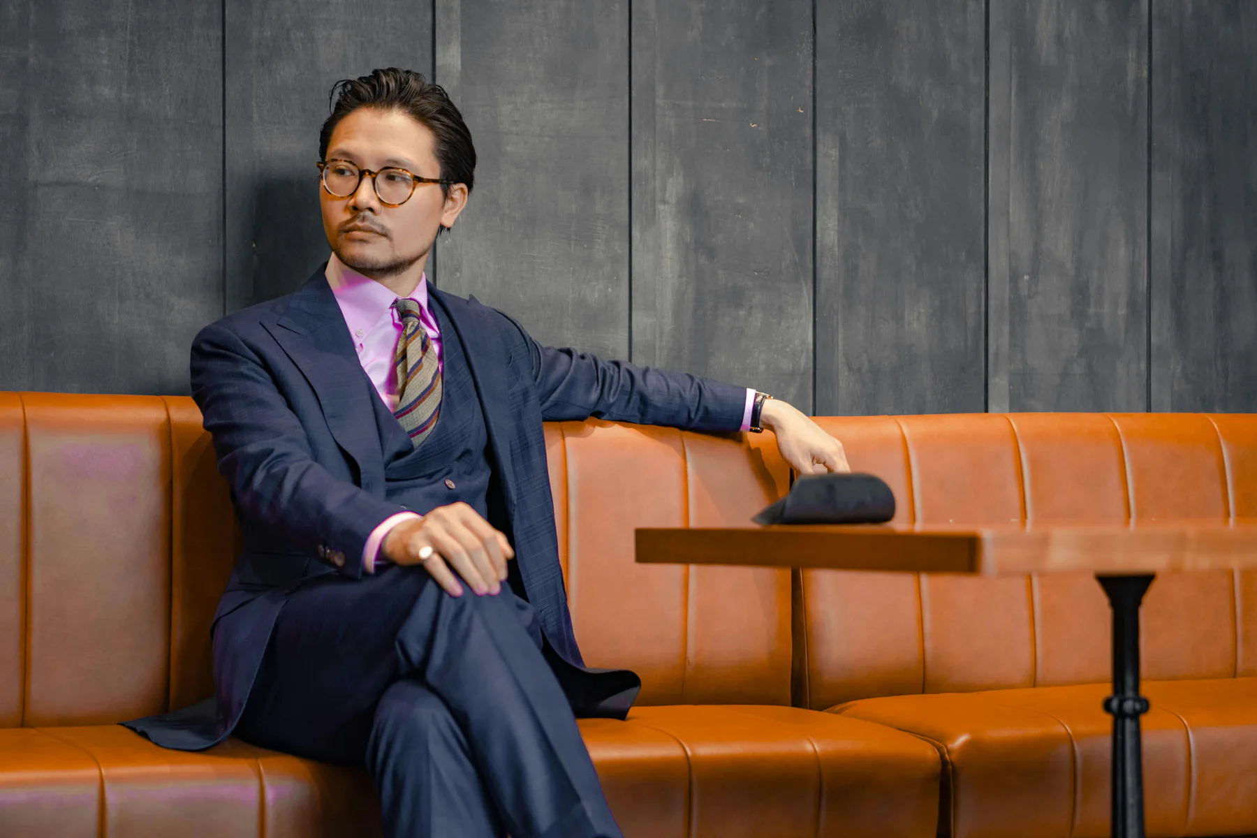 What color shoes to wear with navy suit?
