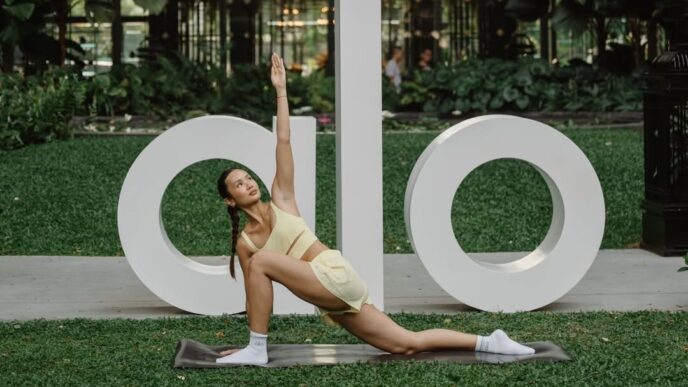 Alo Yoga Expands Wellness Experiences in Rio and Thailand with Community Focus