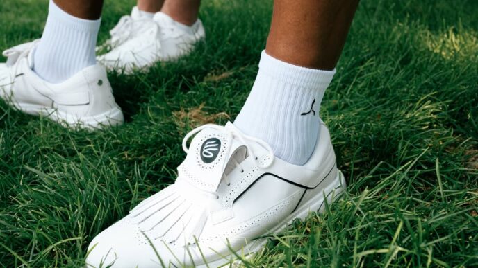 Stephen Curry Debuts His First Li-Ning Shoe at Lake Tahoe